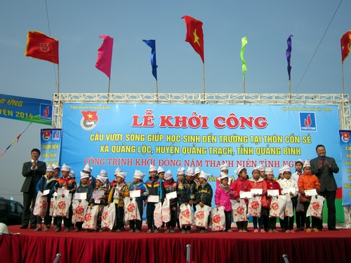Các đồng chí Lãnh đạo Tỉnh Đoàn và Đoàn thanh niên Tập đoàn Dầu khí Việt Nam tặng quà cho các em học sinh nghèo